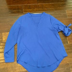 Women’s vneck woven popover with convertible sleeves